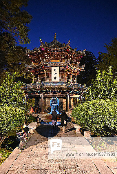 Weg in die Ming-Dynastie Huajue Große Moschee von Xian bei Nacht  Xian  Shaanxi  China  Asien