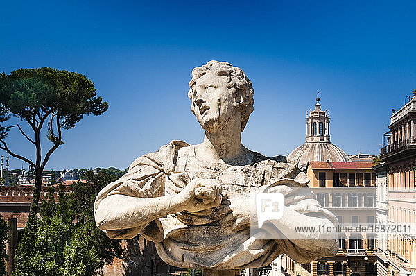 Statue in den Gärten der Villa Aldobrandini  UNESCO-Weltkulturerbe  Rom  Latium  Italien  Europa