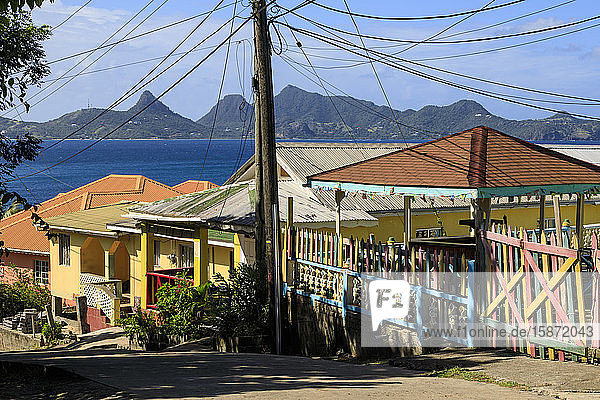 Ruhige Karibik  bunte Gebäude  Hauptstraße  Mayreau  entfernte Union Island  Grenadinen  St. Vincent und die Grenadinen  Inseln über dem Winde  Westindien  Karibik  Mittelamerika
