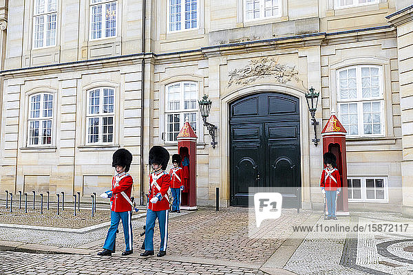 Wachablösung  Schloss Amalienborg  Kopenhagen  Dänemark  Skandinavien  Europa