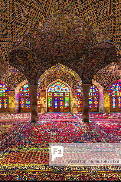 Nasir-ol-Molk-Moschee (Rosa Moschee)  Lichtmuster von farbigen Glasmalereien  die den Iwan beleuchten  Shiraz  Provinz Fars  Iran  Naher Osten