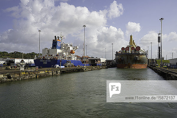 Frachtschiffe in den Gatun-Schleusen  Panamakanal  Panama  Mittelamerika