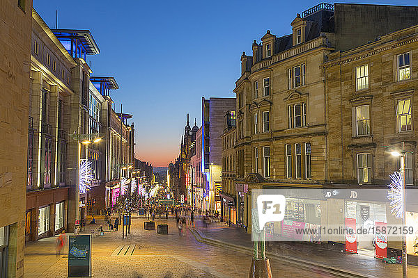 Buchanan Street zu Weihnachten  Stadtzentrum  Statue von Donald Dewar  Glasgow  Schottland  Vereinigtes Königreich  Europa