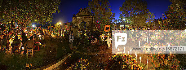 Panoramablick auf den Friedhof von Atzompa während der Feierlichkeiten zum Tag der Toten  Atzompa  Oaxaca  Mexiko  Nordamerika