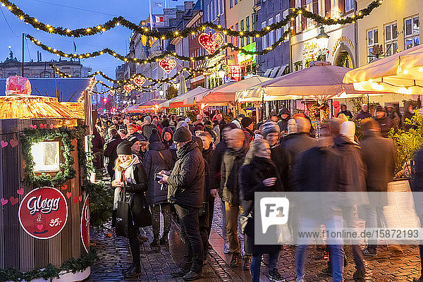 Weihnachtsmarkt in Nyhavn  Kopenhagen  Dänemark  Skandinavien  Europa