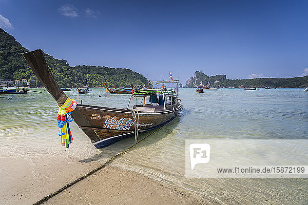 Maya Bay mit Longtail-Booten  Phi Phi Lay Island  Provinz Krabi  Thailand  Südostasien  Asien