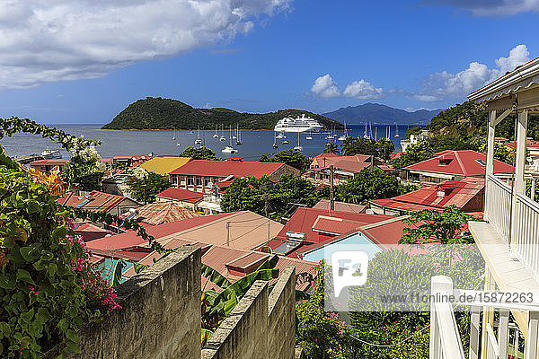 Blick auf die wunderschöne Bucht von Les Saintes über die roten Dächer der Stadt  Terre de Haut  Iles Des Saintes  Guadeloupe  Inseln unter dem Winde  Westindische Inseln  Karibik  Mittelamerika
