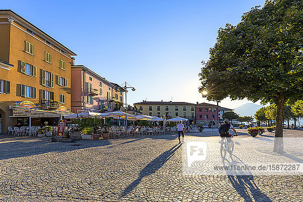 Bunter Platz des Dorfes Colico mit vorbeiziehenden Touristen  Comer See  Lombardei  Italienische Seen  Italien  Europa