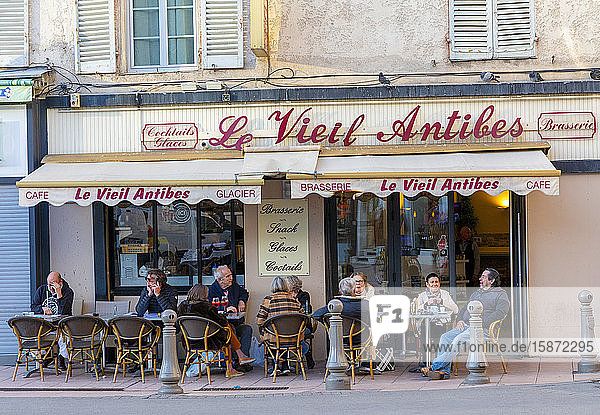 Cafe in der Altstadt von Antibes  Antibes  Alpes-Maritimes  Côte d'Azur  Frankreich  Europa