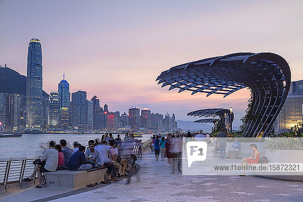 Skyline von Hongkong Island und Tsim Sha Tsui-Promenade bei Sonnenuntergang  Hongkong  China  Asien