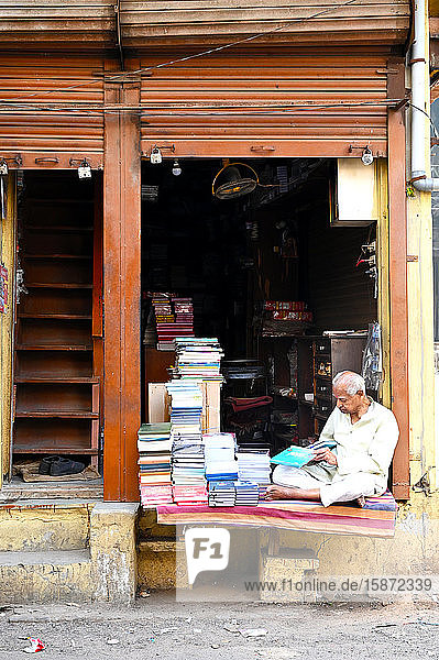 Buchhändler vor seiner Buchhandlung in der Altstadt von Ahmedabad  Gujarat  Indien  Asien