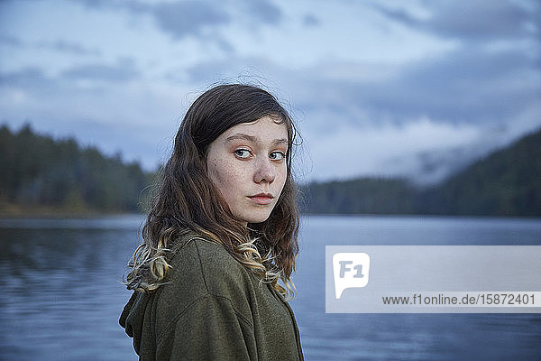 Porträt eines Mädchens am See