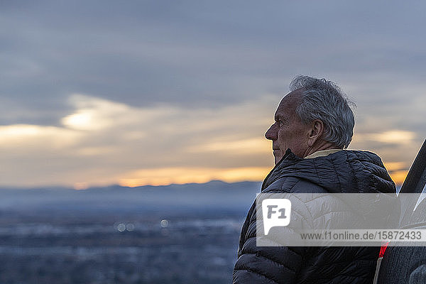 Älterer Mann betrachtet die Aussicht bei Sonnenuntergang