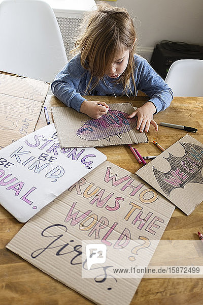 Mädchen malt Protestschilder für den Frauenmarsch