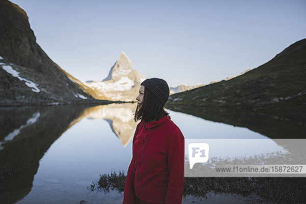 Frau vor dem Matterhorn und dem See im Wallis  Schweiz