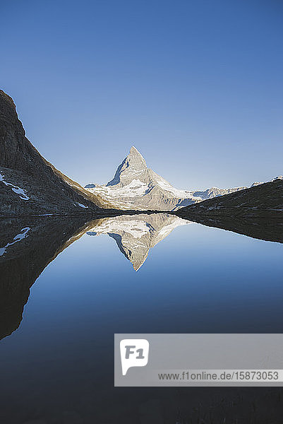 Matterhorn und See im Wallis  Schweiz