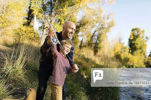 Vater und Sohn fischen zusammen