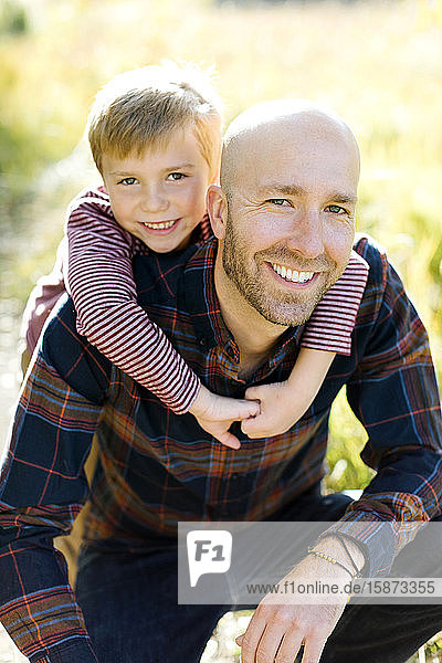 Porträt von lächelndem Vater und Sohn