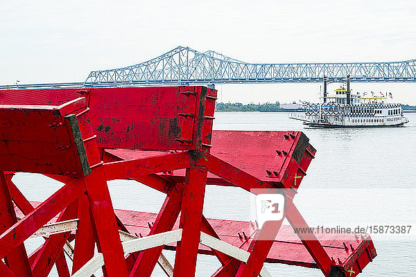 Mühlrad mit der Brücke der Crescent City Connection in New Orleans  USA