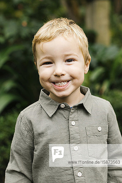 Portrait of smiling boy (4-5)