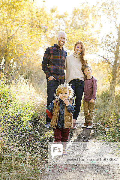 Lächelnde Familie auf Waldweg