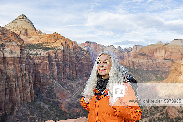 Lächelnde Frau am Canyon im Zion National Park in Utah  USA