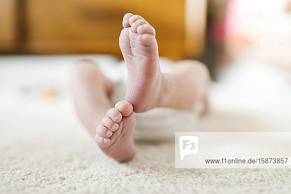 Füße eines kleinen Jungen (2-5 Monate)