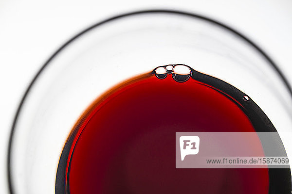 Glas Rotwein auf weißem Hintergrund
