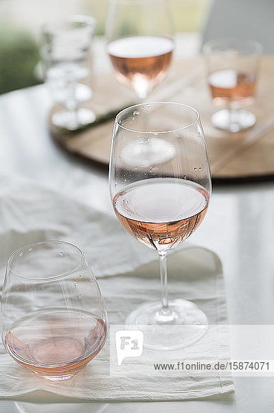 Gläser mit Rosenwein auf dem Tisch