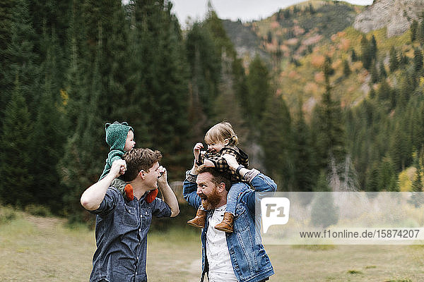 USA  Utah  Salt Lake City  Väter mit Kindern (12-17 Monate) auf den Schultern