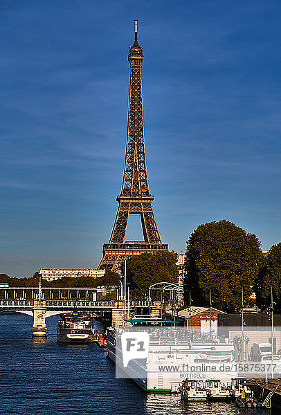 Eiffelturm und Kai  Seine-Fluss mit Schiffen