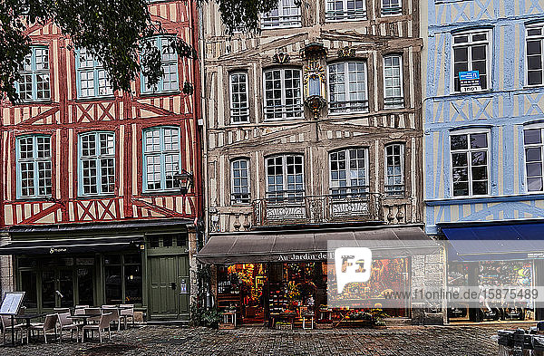 Frankreich  Normandie    Seine Maritime Rouen    Fachwerkhäuser säumen die Straßen der mittelalterlichen Stadt Rouen