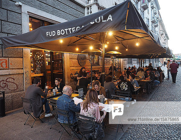 Europa   Italien   Lombardei   Mailand   Navigli Nachtleben  Cafés entlang des Naviglio