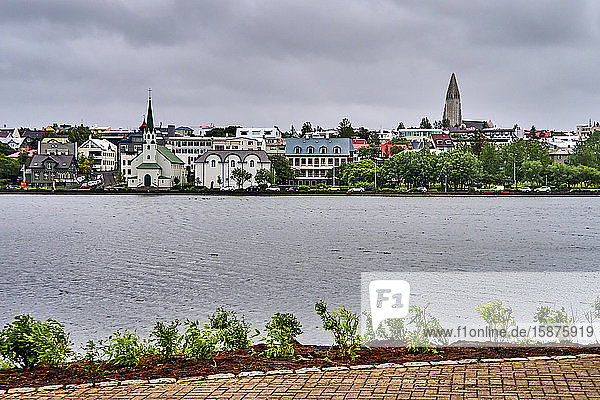 Europa  Island  Reykjavik  Hauptstadt  Altstadt    das Ufer des TJORNIN-Sees
