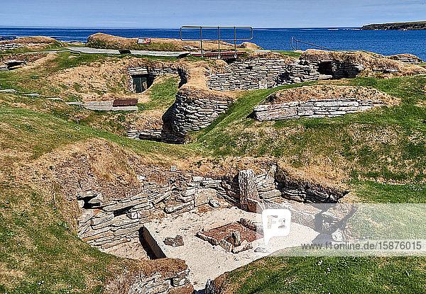 Vereinigtes Königreich  Schottland  Orkney-Inseln ist ein Archipel auf den nördlichen Inseln Schottlands  Atlantik  Skara Brae  eine neolithische Siedlung auf dem Festland von Orkney. In diesem prähistorischen Dorf  einer der am besten erhaltenen prähistorischen Häusergruppen in Westeuropa  kann man die Lebensweise von vor 5.000 Jahren sehen  bevor Stonehenge gebaut wurde.