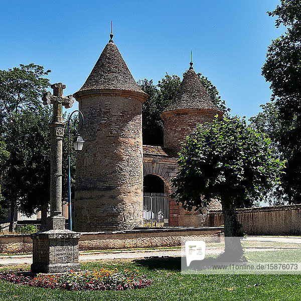 Frankreich   Bourgogne-Franche-ComtÃ©  Departement  die Burg von Loisy   befestigte Burg  im Jahre 1150 wurde die primitive Festung von Hugues de Brancion erbaut. Errichtet auf den Höhen von Loisy  mit Blick auf die Seille hat sie ihr halbfestes Aussehen behalten