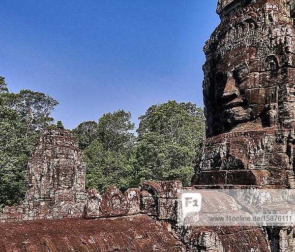 Der prächtige Bayon-Tempel befindet sich in der letzten Hauptstadt des Khmer-Reiches - Angkor Thom. Seine 54 gotischen Türme sind mit 216 riesigen lächelnden Gesichtern verziert. Er wurde im späten 12. oder frühen 13. Jahrhundert als offizieller Staatstempel des Königs Jayavarman VII. erbaut.