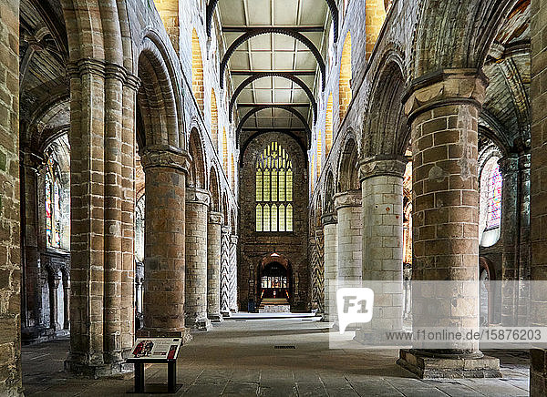 Dreistöckige normannische Kirche aus dem 12. Jahrhundert  Dunfermline Abbey Church  wo Robert the Bruce begraben ist  Dunfermline  Fife  Schottland  Vereinigtes Königreich  Europa