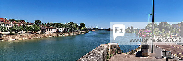 Europa  Frankreich  Chalon-sur-SaÃ'ne Stadt  Bourgogne-Franche-ComtÃ©  Departement  Blumenkasten und SaÃ'ne Fluss  Flussufer  Petunie