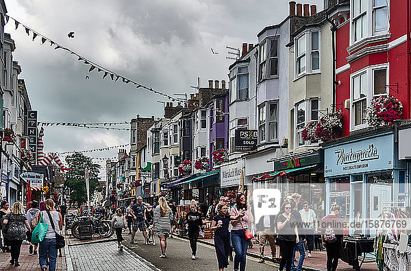 UK  East Sussex  Südküste Englands  Stadt Brighton und Hove  The Lanes area in Brighton  das alte Viertel  die Straßen sind sehr belebt  Brighton liegt an der Südküste Englands und ist Teil der Stadt Brighton und Hove  Brighton's Lage hat es zu einem beliebten Ziel für Touristen gemacht  und ist das beliebteste Reiseziel am Meer im Vereinigten Königreich für ausländische Touristen  wurde auch als hippest city des Vereinigten Königreichs bezeichnet