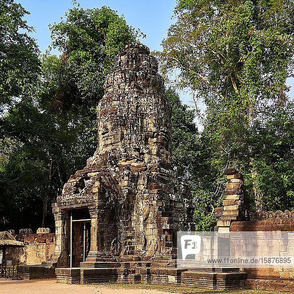 Archäologische Stätte  Das Südtor von Angkor Thom führt zum Bayon-Tempel. Die Stadt Angkor Thom in Kambodscha wurde im späten 12. und frühen 13. Jahrhundert vom mahayana-buddhistischen König Jayavarman VII. erbaut und ist voller rätselhafter Gesichter  die oft in alle vier Himmelsrichtungen zeigen. Handelt es sich dabei um das Gesicht des Gottkönigs oder des Buddha?