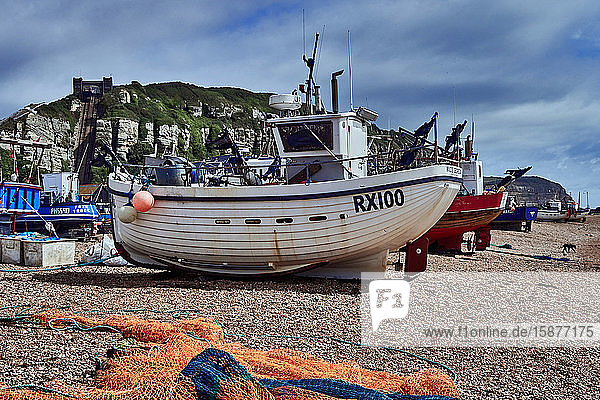 Hastings ist eine Stadt und ein Bezirk in East Sussex an der Südküste Englands  Vieof Fischerboot am Strand  die größte Fischereiflotte Europas  die ihre Boote vom Kieselstrand aus ins Meer steuert Mode de transport  Navire nautique  ?quipement de navigation