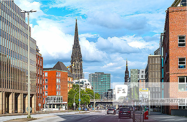 Hamburg  Deutschland  Eine Hauptstraße in der Vorstadt mit dem Turm der Altstadt im Hintergrund