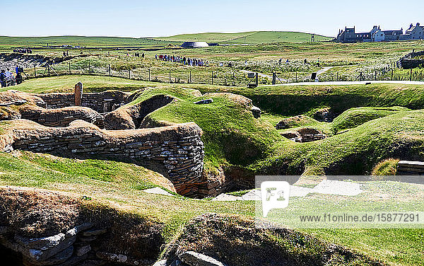 Vereinigtes Königreich  Schottland  Orkney-Inseln ist ein Archipel auf den nördlichen Inseln Schottlands  Atlantik  Skara Brae  eine neolithische Siedlung auf dem Festland von Orkney. In diesem prähistorischen Dorf  einer der am besten erhaltenen prähistorischen Häusergruppen in Westeuropa  kann man die Lebensweise von vor 5.000 Jahren sehen  bevor Stonehenge gebaut wurde.