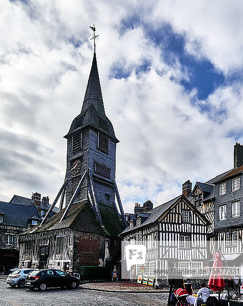Frankreich  Calvados   Basse-Normandie  Die Kirche Saint Catherine  eine der wichtigsten Sehenswürdigkeiten von Honfleur  ist die größte Holzkirche Frankreichs mit separatem Glockenturm aus dem 15