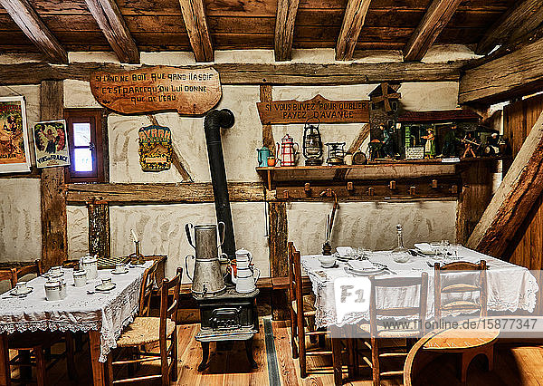 Frankreich  Departement Ain  Region Auvergne - Rhône - Alpes. Ecomuseum Landhaus in Saint-Etienne-du-Bois. Dieses alte Restaurant Bressan aus dem Jahr 1900 ist in einem alten Bauernhaus mit Fachwerk eingerichtet  das in das Museum integriert ist.