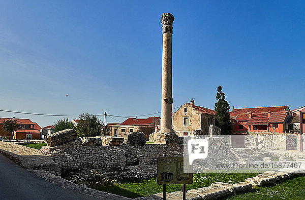 NIN  Provinz Dalmatien  Kroatien  Nin ist eine bezaubernde befestigte Stadt auf einer Insel inmitten einer Lagune. Während der römischen Zeit war Nin eine wichtige Gemeinde und ein wichtiger Hafen. Nach der Ankunft der Kroaten im 7. Jahrhundert wurde Nin ihr erstes politisches Zentrum und ihre Königsstadt.