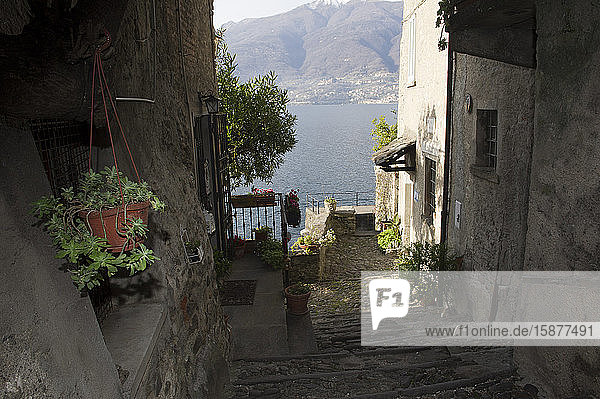 Italien  Lombardei  Dervio  Provinz Lecco  Ostufer des Comer Sees. Das Dorf Corenno Plino.
