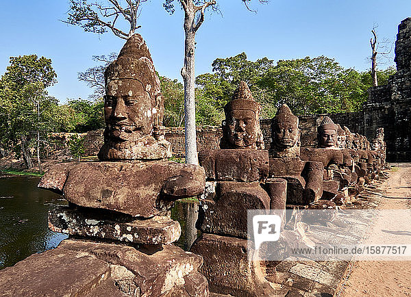 Archäologische Stätte  Das Südtor von Angkor Thom führt zum Bayon-Tempel. Es ist von 54 Steinfiguren gesäumt  die eine berühmte Hindu-Geschichte aufführen  und erstreckt sich etwa 50 Meter über einen Graben.