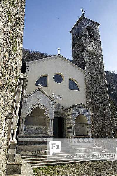 Italien  Lombardei  Dervio  Provinz Lecco  Ostufer des Comer Sees. Das Dorf Corenno Plino  die Kirche von San Tommaso di Canterbury und die Arche Andreani